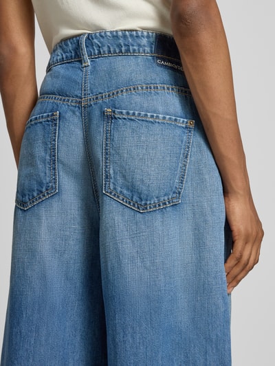 Vrouwenmodel draagt Wide Leg Jeans aus Baumwoll-Mix Modell 'PALAZZO' van Cambio in denimlook met labelstitching, katoenmix, detailopname rug
