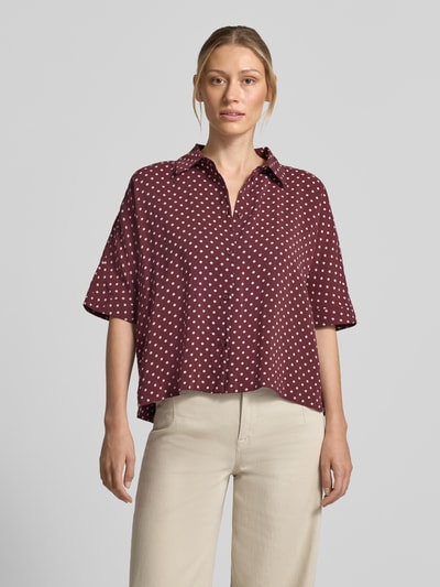 Vrouwenmodel draagt Regular fit blouse met korte mouwen van modalmix model 'Farise polkadot' van OPUS Dames, bordeaux met witte polkadots, recht model, voorkant, Nahaufnahme Oberkörper.