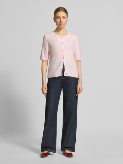 Frauenmodel trägt Cardigan aus Woll-Mix mit 1/2-Arm Modell 'Thora' von MOS MOSH in zartem Rosa, Rundhalsausschnitt, Regular Fit, Ganzkörperansicht von vorne.