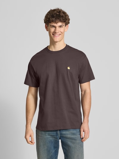 Männermodel trägt Regular Fit T-Shirt mit Logo-Stitching Modell 'Chase' von Carhartt Work In Progress, reine Baumwolle, Ganzkörperansicht von vorne.