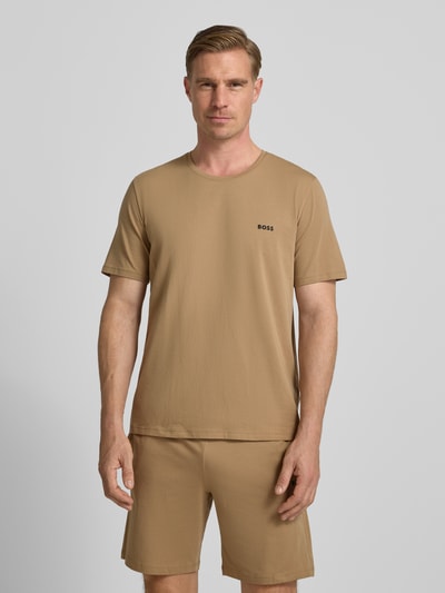 Männermodel trägt Regular Fit T-Shirt aus Baumwoll-Mix Modell 'MIX&MATCH T-SHIRT R' von BOSS in Optik: Unifarben, Label-Stitching-Applikation, Kontrasstreifen im Kragen, Rundhals, Kurzarm, Material: Baumwoll-Mix, Ganzkörperansicht von vorne.