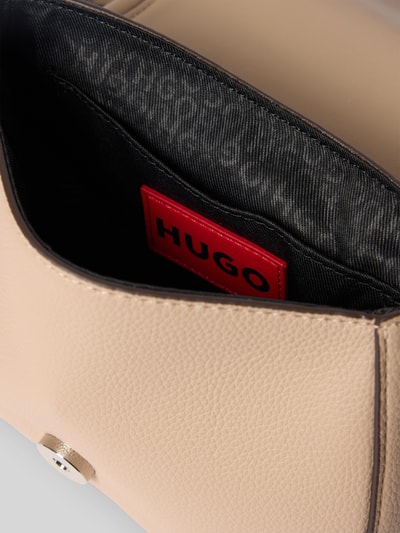 Produktfoto, Umhängetasche mit Magnetverschluss Modell 'Jaina_Saddle' von HUGO, Optik: Unifarben, Lederoptik, Muster: genarbt, Label-Prägung, Hauptfach und Einschubfach, Materialverarbeitung: Kunstleder