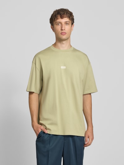 Männermodel trägt Oversized T-Shirts aus reiner Baumwolle Modell 'Nalono' von HUGO, Herren Oversized Shirt von HUGO Blue, Ganzkörperansicht von vorne.