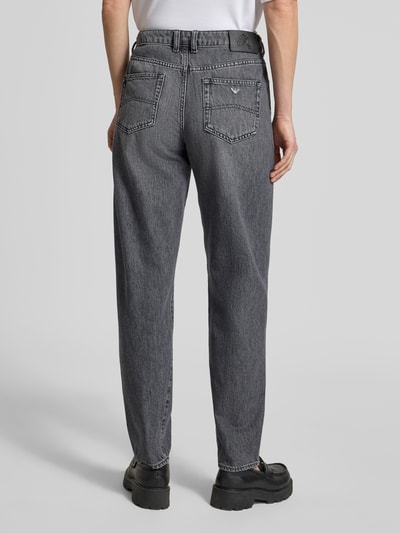 Frauenmodel trägt Straight Leg Jeans im 5-Pocket-Design von Emporio Armani aus Baumwoll-Mix in Grau, Gerader-Schnitt, Ganzkörperansicht Rückansicht.