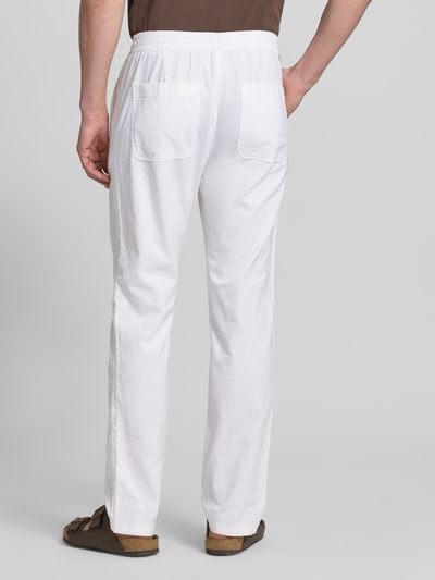 Männermodel trägt Gerade Hose aus Leinen-Baumwoll-Mix von Tom Tailor in Weiß mit Gesäßtaschen, gerade Passform, Ganzkörperansicht Rückansicht.