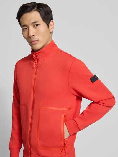 Męski model nosi Regular Fit Jacke mit Stehkragen Modell 'Scott' od Peuterey, czerwony, elastyczny bawełniany materiał, kieszenie, zamek dwukierunkowy, elastyczne wykończenia, Ganzkörperansicht z przodu.