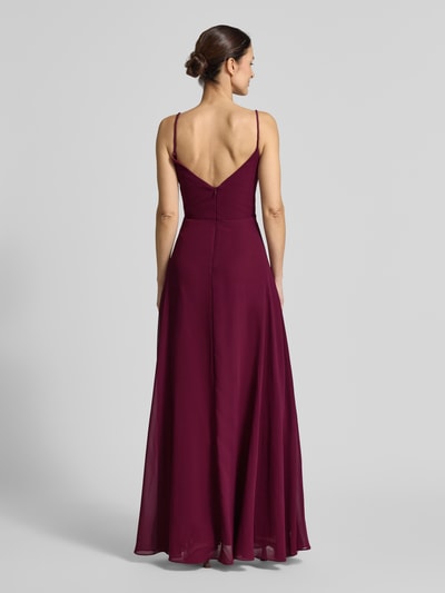 Modelka nosi Regular Fit Abendkleid mit gelegten Falten von Laona, głęboki dekolt V, cienkie ramiączka, krój regular fit, sukienka wieczorowa, szerokość w rozmiarze 36: 35 cm, widok całej sylwetki z tyłu