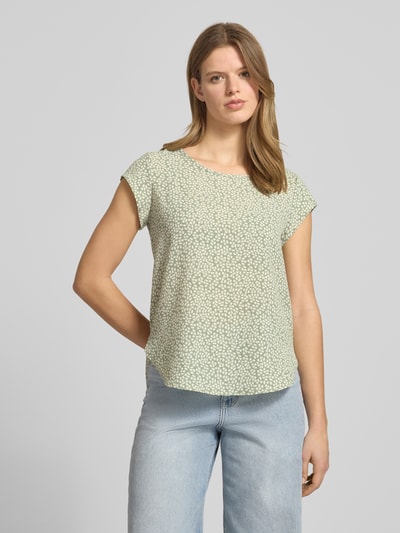 Frauenmodel trägt Relaxed Fit Blusenshirt in Crêpe-Verarbeitung Modell 'VIC' von Only mit Allover-Muster, Nahaufnahme Oberkörper.