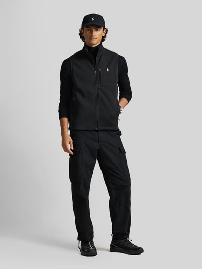 Männermodel trägt Regular Fit Weste aus Baumwoll-Mix von Polo Ralph Lauren, Optik: Unifarben, mit Reißverschluss, Logo-Stitching, Ganzkörperansicht von vorne.