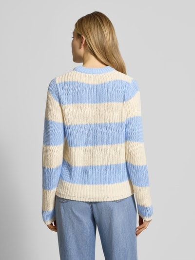 Frauenmodel trägt Strickpullover mit gerippten Abschlüssen Modell 'REMONE' von Soyaconcept, hellblau-beige gestreift, lockerer Schnitt, Ganzkörperansicht Rückansicht.