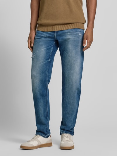 Männermodel trägt Regular Fit Straight Leg Jeans aus Baumwoll-Mix Modell 'RE.MAINE BO VISIBLE' von BOSS Orange im Used-Look, 5-Pocket-Design, Label-Stitching, mid Waist, Optik: Unifarben, Denim-Struktur, Ganzkörperansicht von vorne.