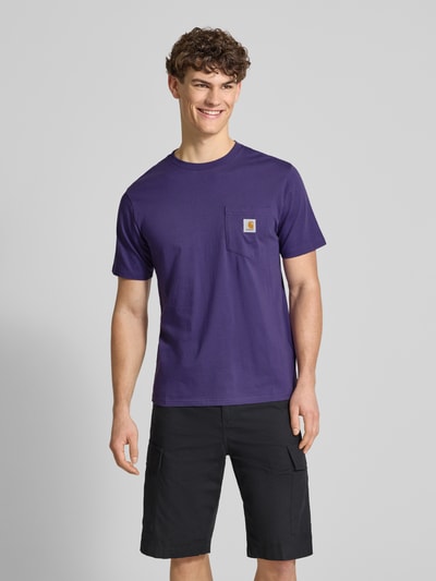 Mannenmodel draagt Regular Fit T-Shirt met Logo-Patch van Carhartt Work In Progress, paarse katoen, borstzak, ronde hals, vooraanzicht, heuplengte.