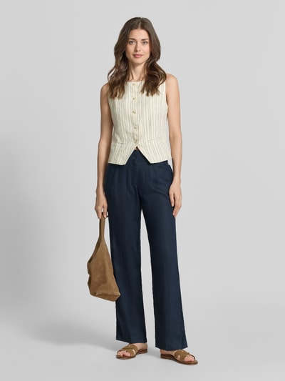 Vrouwenmodel draagt Leinenhose mit Eingrifftaschen van Christian Berg Woman, donkerblauw, regular fit, puur linnen, vooraanzicht volledige lichaamsfoto.