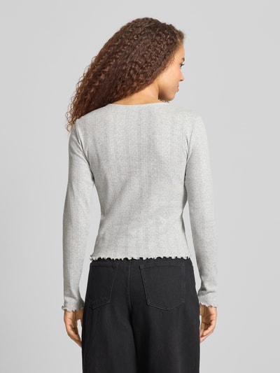 Männermodel trägt Slim Fit Cardigan aus bawełny i wiskozy Pieces Model 'MARIE', melanż, ażurowy wzór, frędzle, długi rękaw, widok z tyłu