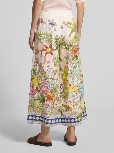 Frauenmodel trägt Regular Fit Weite Hose aus reinem Leinen Modell 'CANDICE PLAIN' von Cambio, abstraktes Allover-Muster, bunte Farben, Cropped-Länge, florale und tropische Motive, Flammgarn-Struktur, Tunnelzugverschluss, Ganzkörperansicht Rückansicht.
