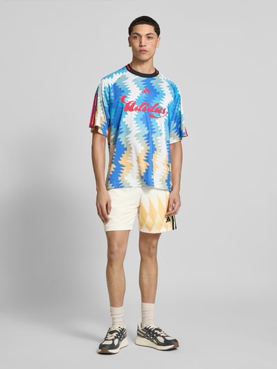 Männermodel trägt Regular Fit Sweatshorts mit Strukturmuster von adidas Sportswear, Optik: Unifarben, feines Strukturmuster, Label-Print, Kontraststreifen-Print, elastischer Bundabschluss mit Tunnelzug, seitliche Eingrifftaschen, Ganzkörperansicht von vorne.