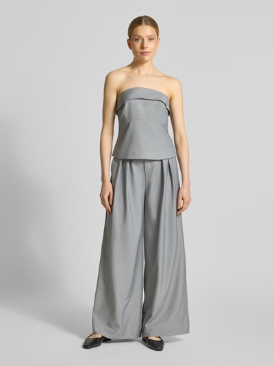 Frauenmodel trägt graue Stoffhose mit französischen Eingrifftaschen Modell 'Hanna' von My Essential Wardrobe aus Material-Mix mit Viskose-Anteil, High Wide Fit, Haken- und Reißverschluss, Ganzkörperansicht von vorne.