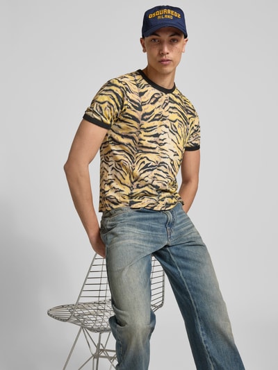 Männermodel trägt Base Cap mit Logo-Stitching von Dsquared2 aus reiner Baumwolle, Statement-Stitching, Curved Visor, Strapback, Nahaufnahme Oberkörper.
