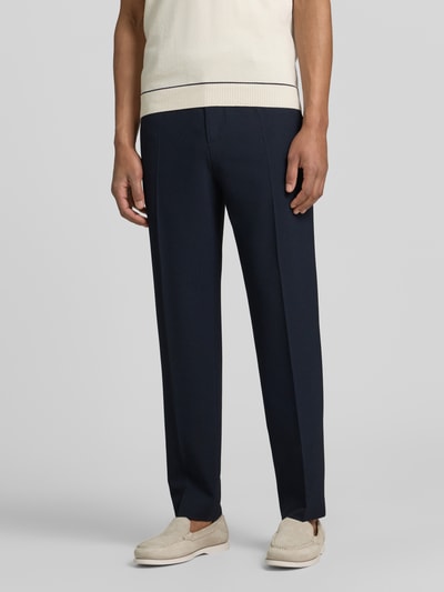 Männermodel trägt Stoffhose mit Bügelfalte Modell 'River' von JOOP! Collection, Dunkelblau, Material-Mix mit Viskose-Anteil, Straight Fit, Elastischer Bund mit Knopf- und Reißverschluss, Französische Eingrifftaschen, Gesäßleistentaschen, Ganzkörperansicht von vorne.