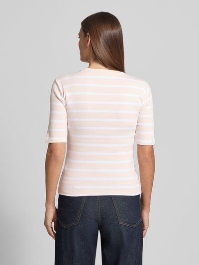 Frauenmodel trägt Basic T-Shirt Ringel O-Neck von Christian Berg Woman im Baumwoll-Elasthan-Mix, körpernah, halbärmelig, Rückansicht.