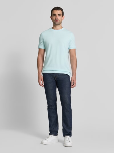 Męskimodel nosi Regular Fit T-Shirt aus Baumwoll-Mix od s.Oliver RED LABEL w jasnoniebieskim kolorze, gładka faktura, Ganzkörperansicht von vorne.