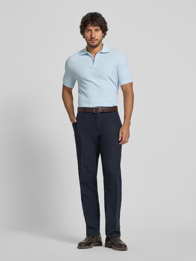 Męski model nosi Regular Fit Poloshirt aus reiner Bio-Baumwolle Modell 'CRAN' od SELECTED HOMME, jasnoniebieski, strukturalny splot, krótki rękaw, kołnierz polo, krótki zamek, bawełna organiczna, widok całej sylwetki z przodu.