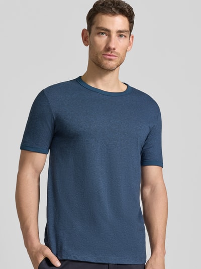 Männermodel trägt T-Shirt mit Rundhals aus Baumwoll-Mix von Tom Tailor Denim in Optik: Unifarben, Passform: Regular-Fit, Ärmelform: Kurzarm, Ganzkörperansicht von vorne.