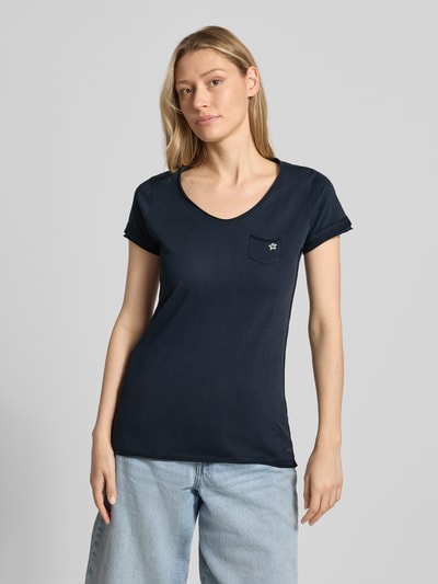 Frauenmodel trägt Damen T-Shirt mit V-Ausschnitt, Brusttasche, Reine Baumwolle, Regular-Fit, Modell 'GS23' von G.I.G.A. DX, Rückenlänge 64 cm, Ganzkörperansicht von vorne.