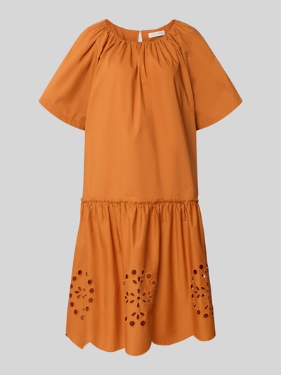 Christian Berg Woman Knielanges Kleid mit Lochstickerei und Rundhalsausschnitt Camel 2