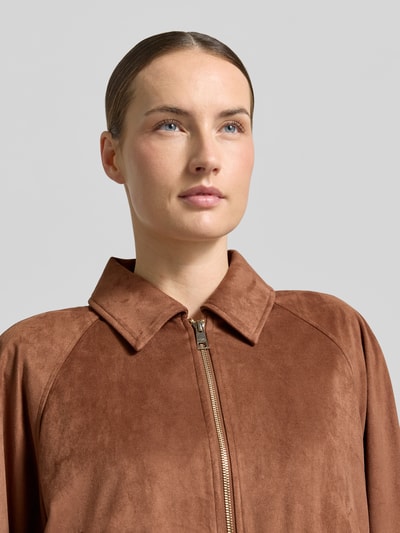 Vrouwenmodel draagt Jacke in Leder-Optik met Zweiwege-Reißverschluss van Liu Jo White, materiaalmix met stretch, leerlook, platte kraag, regular fit, nahaufnahme bovenlichaam.