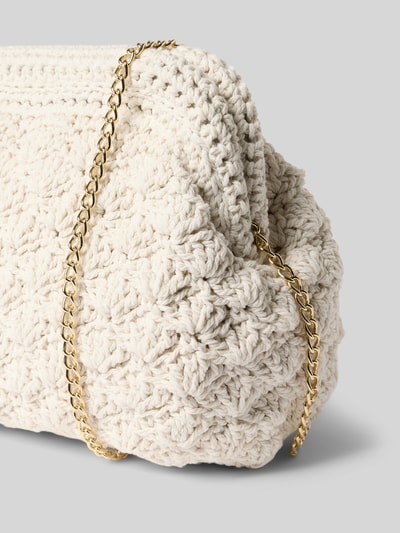 Produktfoto, Handtasche mit Strukturmuster und Schulterriemen von Jake*s Cocktail aus Material-Mix mit Baumwoll-Anteil, Hauptfach mit Klickverschluss, Cremefarbe, kompakte Form, goldfarbener Schulterriemen, Maße: Breite 22 cm, Länge 18 cm, Tiefe 10 cm, Riemenlänge 108 cm