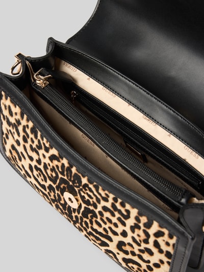 Productfoto, Crossbody Bag aus echt rundleer Model 'Audrey' van GUESS met all-over dierenprint, magneetsluiting, breedte 24 cm, diepte 8 cm, lengte 16 cm, afneembare schouderband 80 cm, overslag, hoofdvak, zichtbare texturen van glad zwart leer en textiel voering