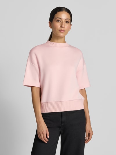 Frauenmodel trägt Regular Fit T-Shirt aus Viskose-Mix Modell 'Galita' von OPUS in zartem Rosa mit geripptem Saum und lockerer Passform, Damen T-Shirt, Nahaufnahme Oberkörper.