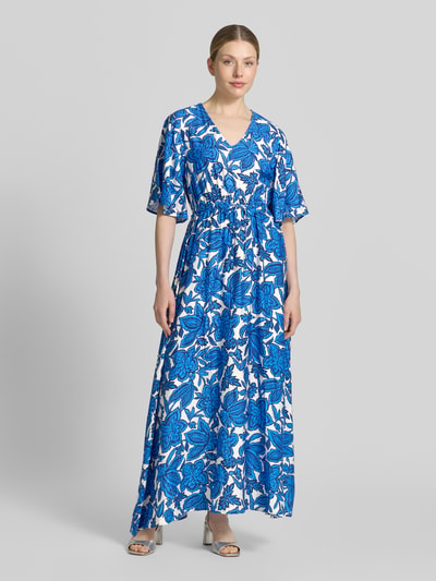 Frauenmodel trägt Maxikleid aus Viskose-Mix mit Kordelzug Modell 'KAIA' von B.Young, taillierter Schnitt, V-Ausschnitt, florales Muster, Ganzkörperansicht von vorne. Rückenlänge bei Größe 36: 35 cm, Brustweite: 44 cm, Ärmellänge: 31 cm.