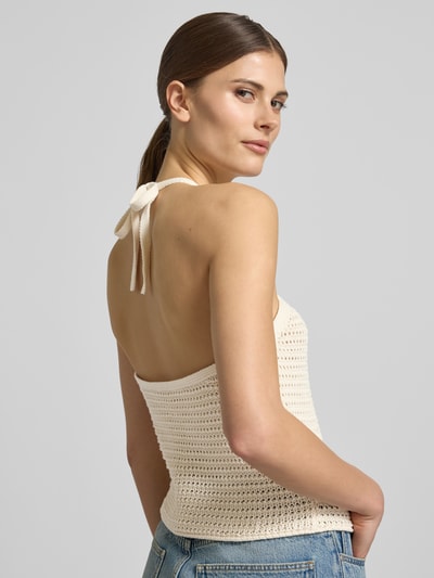 Vrouwenmodel draagt Neckholder met structuurpatroon van Drykorn in puur katoen, slim fit, vetersluiting aan de achterkant, ruglengte maat S 25 cm, crèmekleurig, grove textuur, detailopname rugaanzicht.