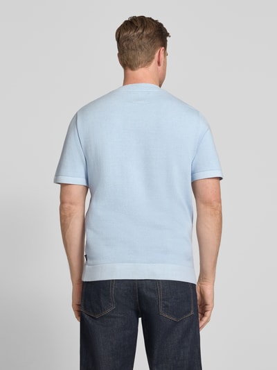 Männermodel trägt hellblaues T-Shirt mit Label-Detail Modell 'MILANO' von Jack & Jones Premium aus Baumwoll-Mix, gerader Schnitt, Ganzkörperansicht Rückansicht.