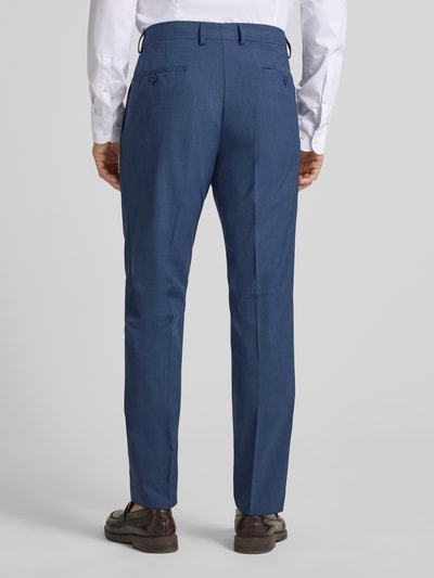 Männermodel trägt Chino mit französischen Eingrifftaschen von HECHTER PARIS, Unifarbenes-Design, Material-Mix mit Schurwoll-Anteil, Ganzkörperansicht Rückansicht.