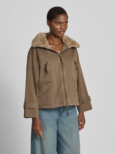 Frauenmodel trägt Jacke mit Kunstfell und Ärmelriegeln von Blonde No. 8 in Olivgrün, Zweiwege-Reißverschluss, Pattentaschen, Ganzkörperansicht von vorne.