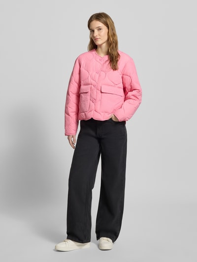 Modelka nosi różową Steppjacke mit Knopfleiste Modell 'HOPE' od JJXX, prosta forma, okrągły dekolt, patkowe kieszenie, Ganzkörperansicht von vorne.