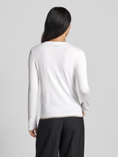 Frauenmodel trägt Pullover aus Viskose-Mix Modell 'Maglia Chiusa' von Liu Jo White, körpernah, Rückansicht, Damen Pullover Kontext.