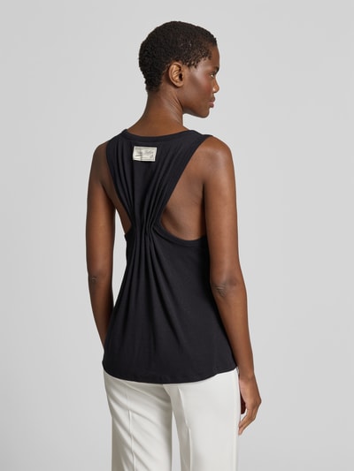 Frauenmodel trägt Regular Fit Top mit Leinen-Anteil von Victoria Beckham in Schwarz mit Cut-Out und ärmellosem Design, Rückenlänge 63 cm, Baumwoll-Mix mit Leinen-Baumwoll-Anteil, ganzkörperansicht Rückansicht.