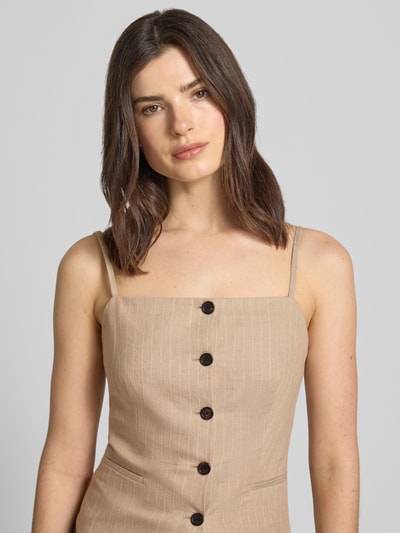 Frauenmodel trägt Shaped Fit Anzugweste aus Baumwoll-Mix mit Leinen-Anteil Modell 'COPALE' von HUGO, Optik:Allover-Muster mit Nadelstreifen-Muster, metallisiertes Garn, durchgehende Knopfleiste, Karree-Ausschnitt, Spaghettiträger, beige Farbton, strukturierte Anzug-Stoff:-Textur, Ganzkörperansicht von vorne.