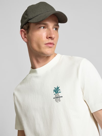Männermodel trägt Oversized T-Shirt aus reiner Baumwolle von Marc O'Polo Denim, Optik: Unifarben, Label-Print, Rundhals, Nahaufnahme Oberkörper.