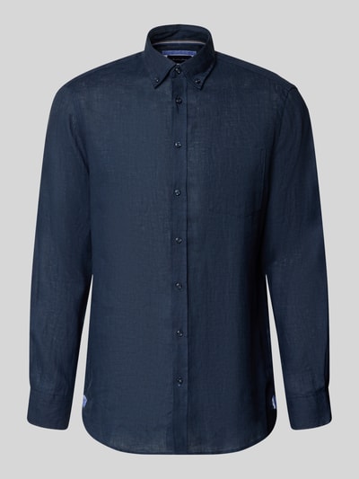 Produktfoto, Slim Fit Leinenhemd mit Brusttasche von Christian Berg Men, ciemnoniebieski, czysty len, krój slim fit, kołnierzyk typu button down, listwa guzikowa, brustasza, długość tyłu w rozmiarze M: 79 cm, szerokość w rozmiarze M: 43 cm, długość rękawów w rozmiarze M: 68 cm