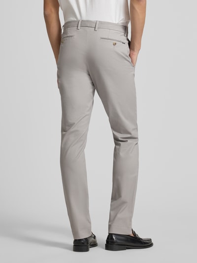Mężczyznamodel nosi Slim Fit Chino aus Baumwoll-Mix von Polo Ralph Lauren, efekt: jednolity kolor, mieszanka bawełny, krój slim fit, regular, aplikacja z wyhaftowanym logo, detal z logo, szlufki na pasek, zapięcie na guzik i zamek błyskawiczny, 5 kieszeni, widok całej sylwetki z tyłu.