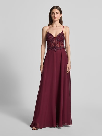Frauenmodel trägt Abendkleid mit floralem Ziersteinbesatz von Laona in Burgunder, tailliert, semitransparente-Optik, Spaghettiträger, Ganzkörperansicht von vorne.