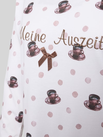 Vrouwenmodel draagt Nachthemd uit zuivere katoen Modell 'Meine Auszeit' van LOUIS & LOUISA met stippen, strikapplicatie en statement-stiksel, detailopname.