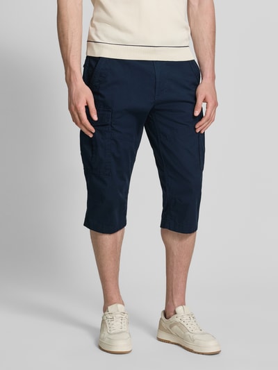 Mężczyzna nosi Relaxed Fit Cargoshorts aus Baumwoll-Mix od s.Oliver BLACK LABEL, granatowy, popelina, kieszenie, widok całej sylwetki z przodu.