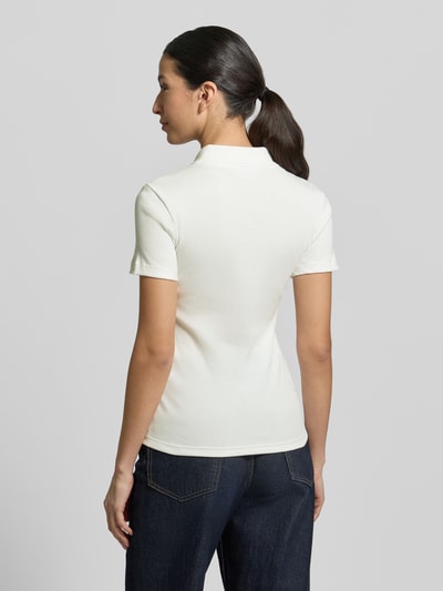 Vrouwenmodel draagt 'Slim Fit Poloshirt aus reiner Baumwolle' van Lacoste Sport, effen wit, fijnrib katoen, logo-detail, korte knoopsluiting, polokraag, v-hals, korte mouwen, slim fit, volledige achterkant weergave.