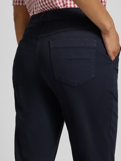 Frauenmodel trägt Chino mit Fransensaum von Marc Cain in Dunkelblau, Baumwoll-Mix mit Stretch-Anteil, Detailaufnahme Rückansicht.